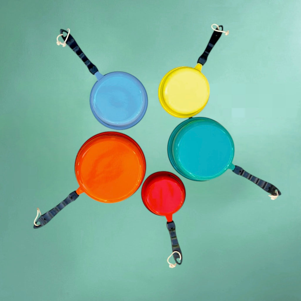Série de 5 Casseroles Émaillées Vintage Leopold Couleurs Vives Manches Bakélite Années 60