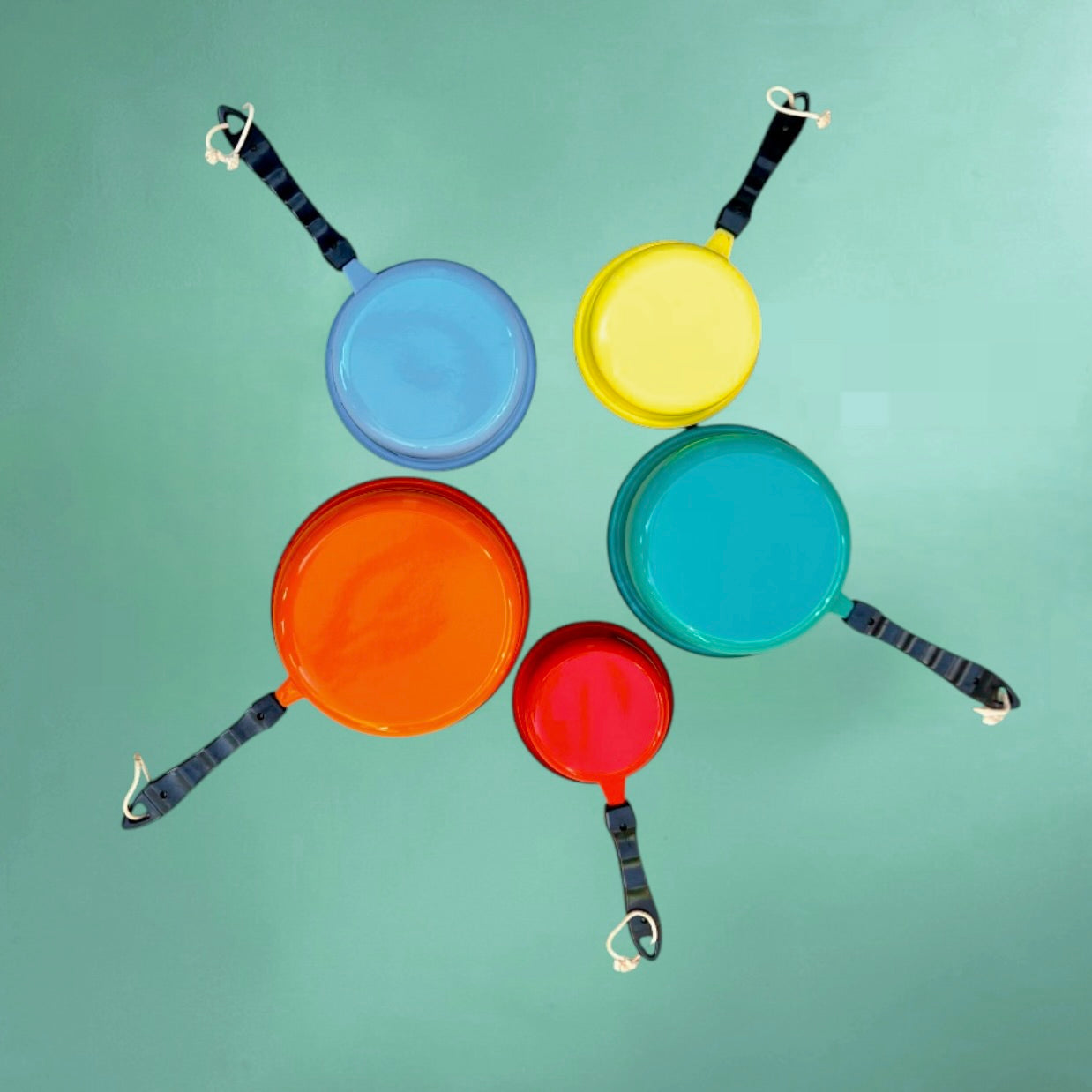 Série de 5 Casseroles Émaillées Vintage Leopold Couleurs Vives Manches Bakélite Années 60
