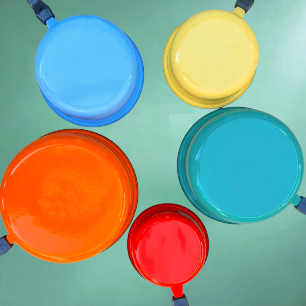 Série de 5 Casseroles Émaillées Vintage Leopold Couleurs Vives Manches Bakélite Années 60