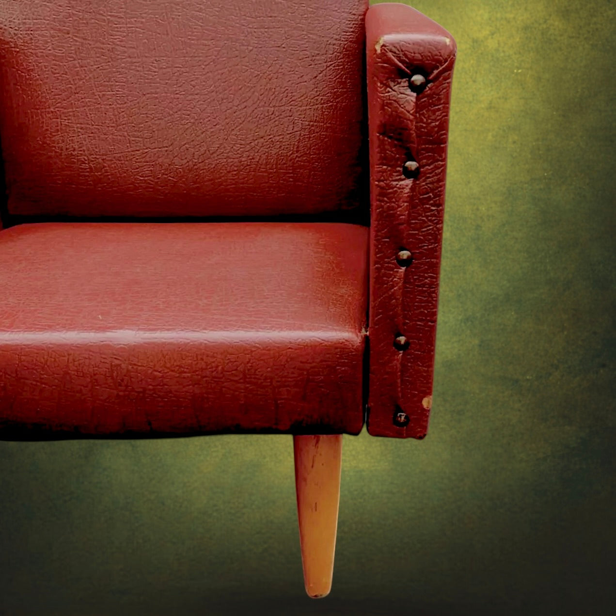 Fauteuil Enfant Vintage Simili Cuir Bordeaux Pieds Compas Bois – Années 50 60