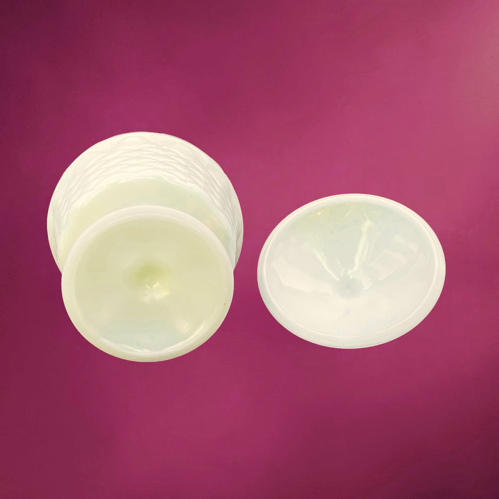 Bonbonnière Ancienne en Opaline Blanche Motif Tressé – Coupe sur Pied avec Couvercle – Années 50 60