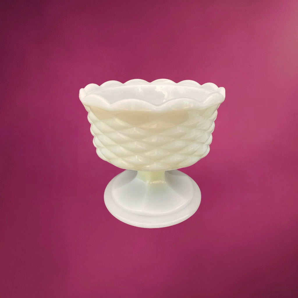 Bonbonnière Ancienne en Opaline Blanche Motif Tressé – Coupe sur Pied avec Couvercle – Années 50 60