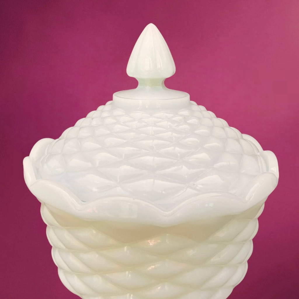 Bonbonnière Ancienne en Opaline Blanche Motif Tressé – Coupe sur Pied avec Couvercle – Années 50 60