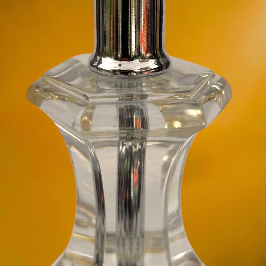 Pied de Lampe Vintage en Lucite / Plexiglas Facetté et Métal Chromé - Style Hollywood Regency 1970