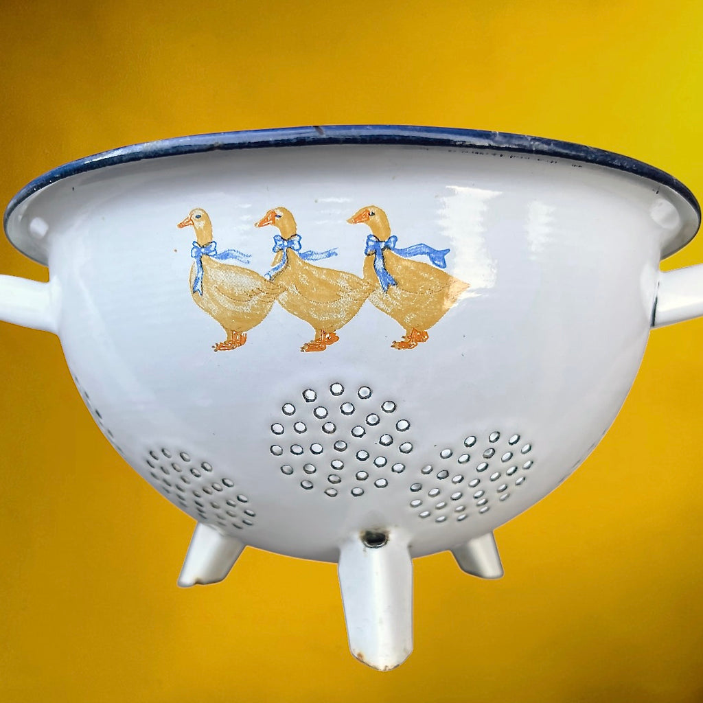 Duo Cafetière et Passoire en Tôle Émaillée Décor Oies - Années 80