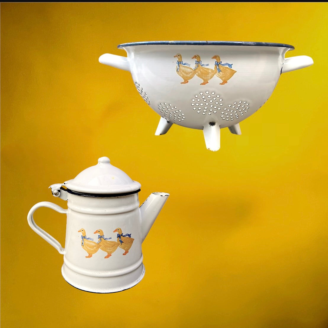 Duo Cafetière et Passoire en Tôle Émaillée Décor Oies - Années 80