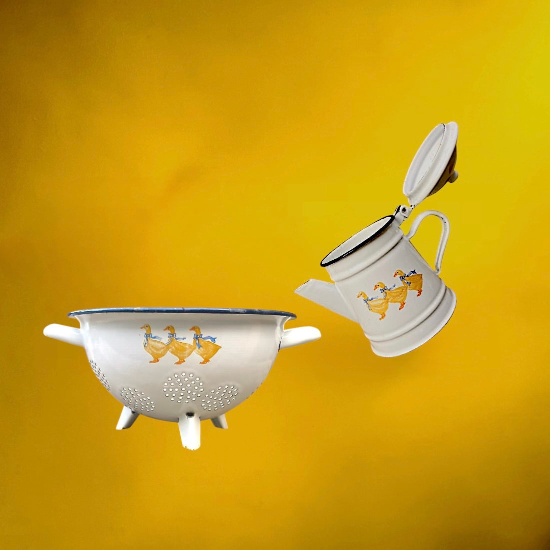 Cafetière et passoire vintage en tôle émaillée blanche décor oies jaunes, cuisine campagne années 80
