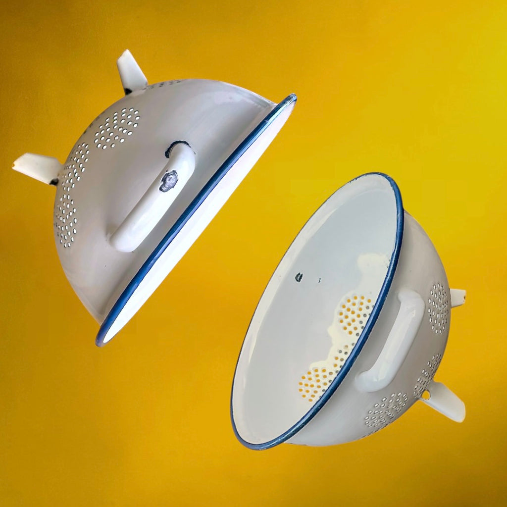 Duo Cafetière et Passoire en Tôle Émaillée Décor Oies - Années 80