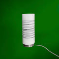Lampe cylindrique Massive en verre opalin blanc à décor graphique noir, design postmoderne 

