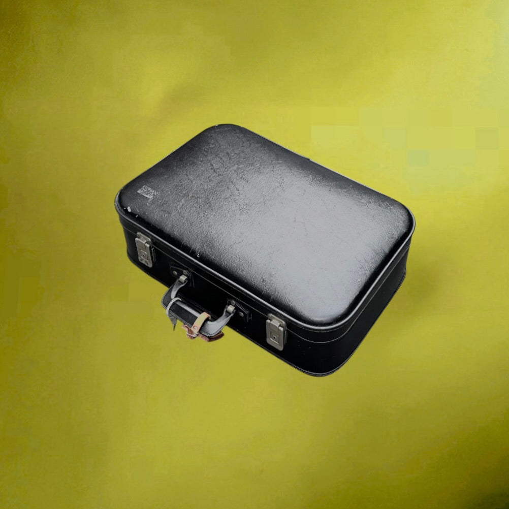 Ancienne petite valise noire en carton enduit avec clés et porte-étiquette – Années 60