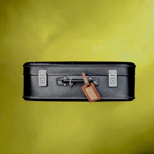 Petite valise ancienne noire avec clés et porte-étiquette en cuir
