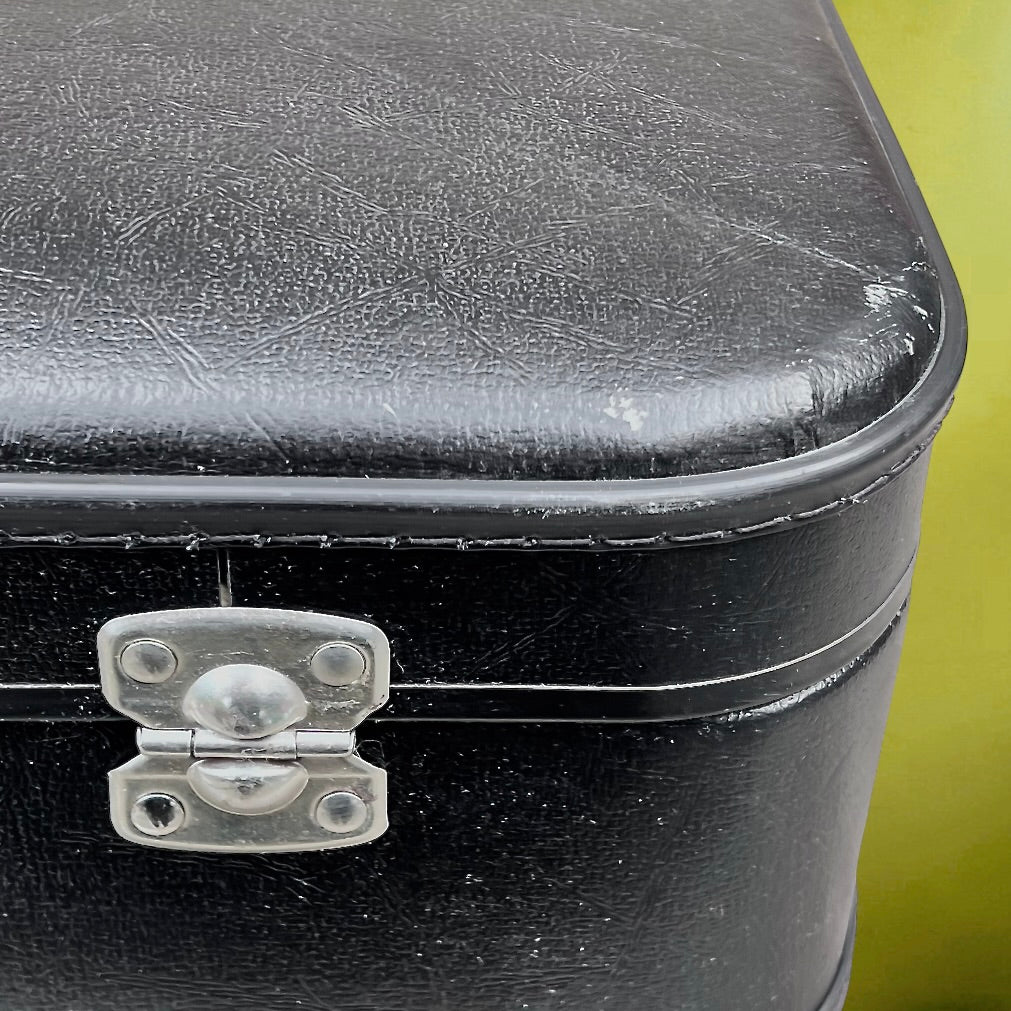 Ancienne petite valise noire en carton enduit avec clés et porte-étiquette – Années 60