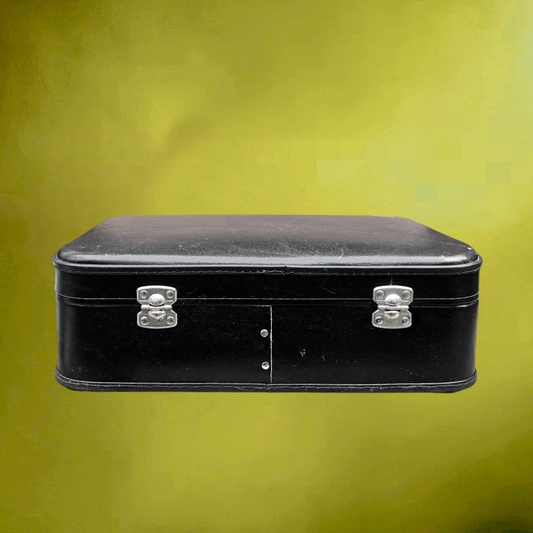 Ancienne petite valise noire en carton enduit avec clés et porte-étiquette – Années 60