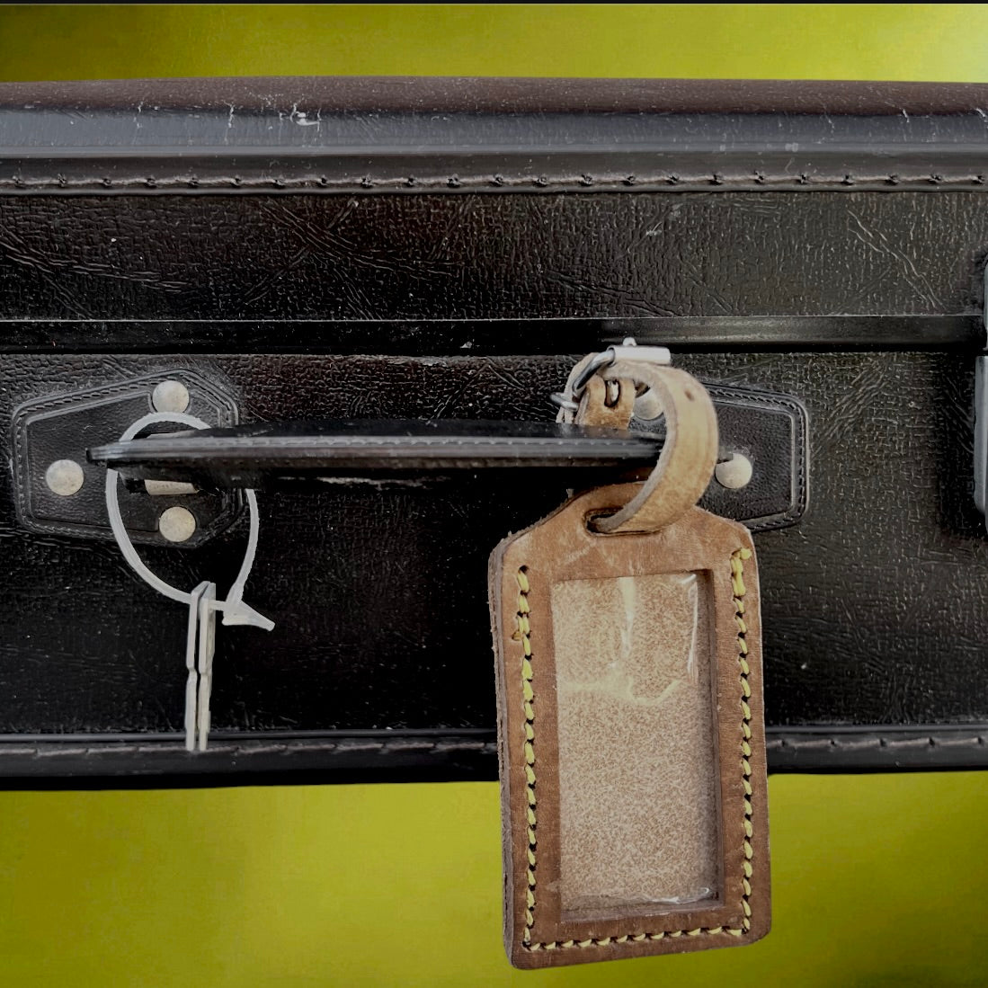 Ancienne petite valise noire en carton enduit avec clés et porte-étiquette – Années 60