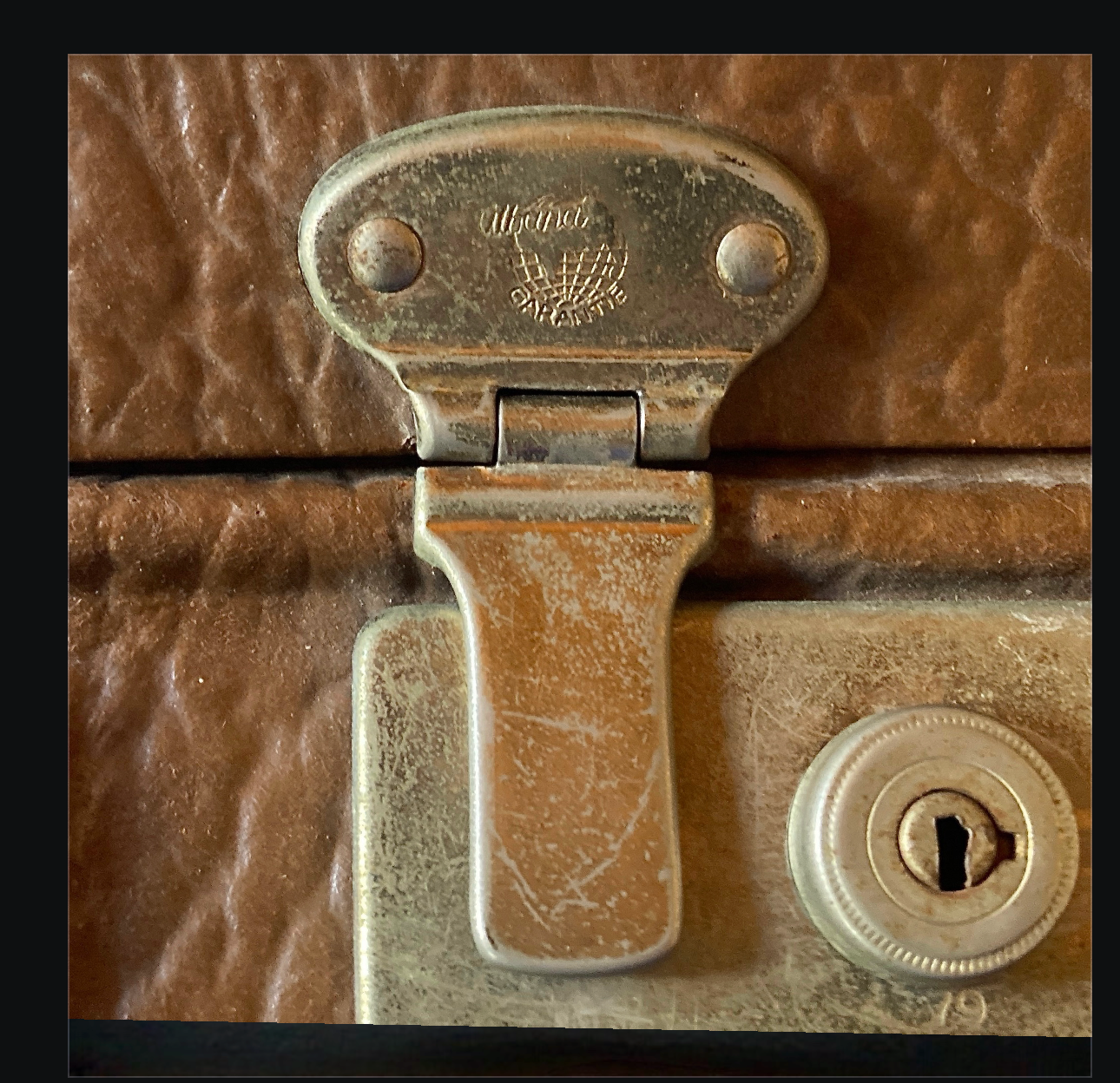 Petite Valise Athana en Cuir Marron Grainé Doublure Écossaise - Années 50