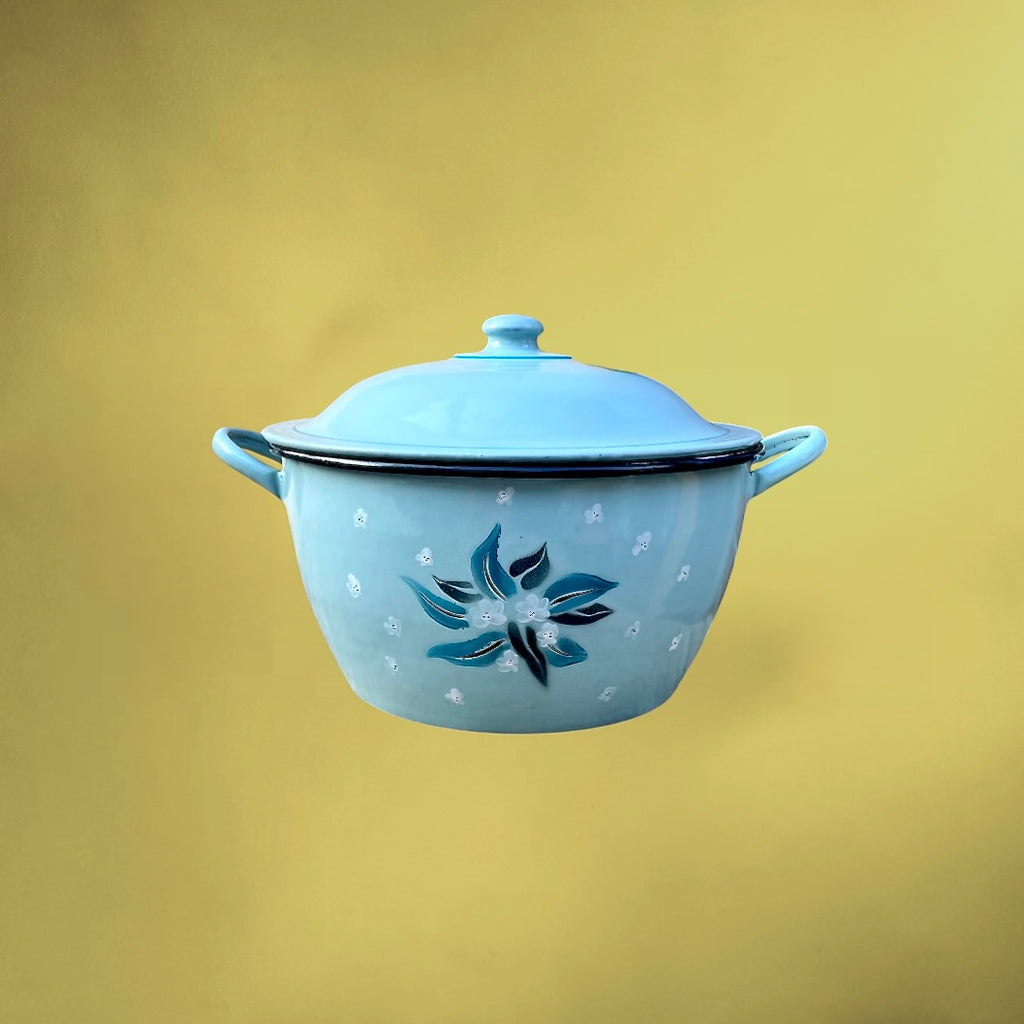 Soupière cocotte ancienne en tôle émaillée bleu pâle à décor floral