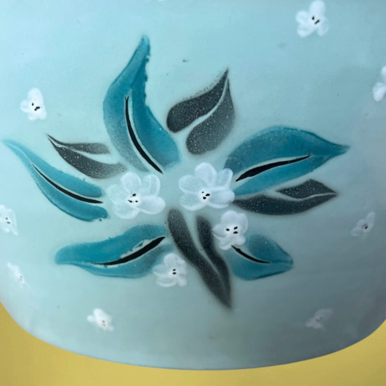 Soupière Cocotte en Tôle Émaillée Bleu Pâle Décor Floral - Années 50-60