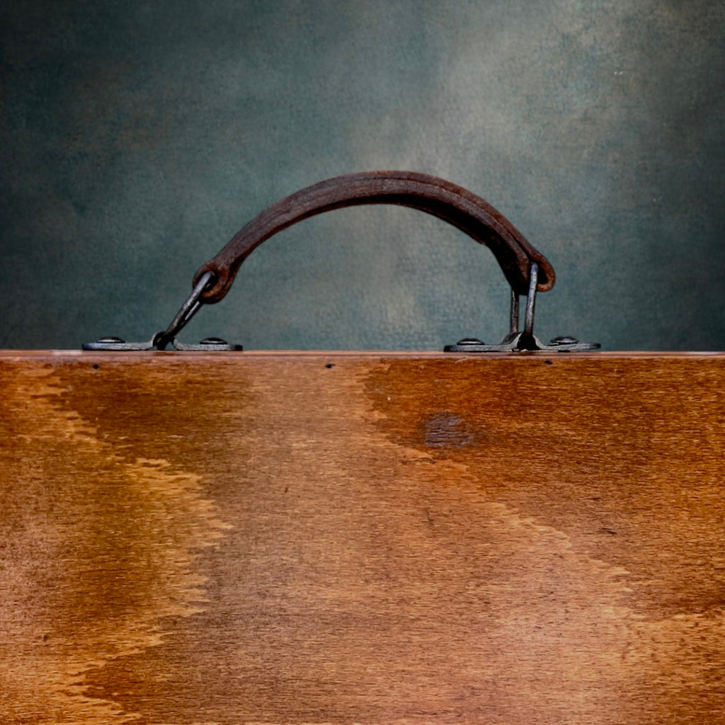 Mallette Plate Ancienne en Bois à Poignée en Cuir - Années 30-50
