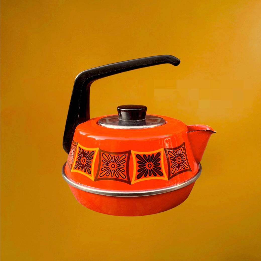 Bouilloire vintage orange en tôle émaillée à décor floral des années 70