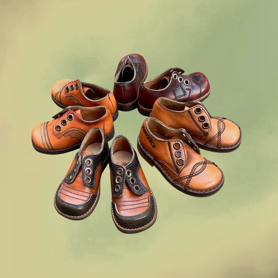 Lot de quatre paires de petites chaussures vintage en cuir pour décoration de vitrine