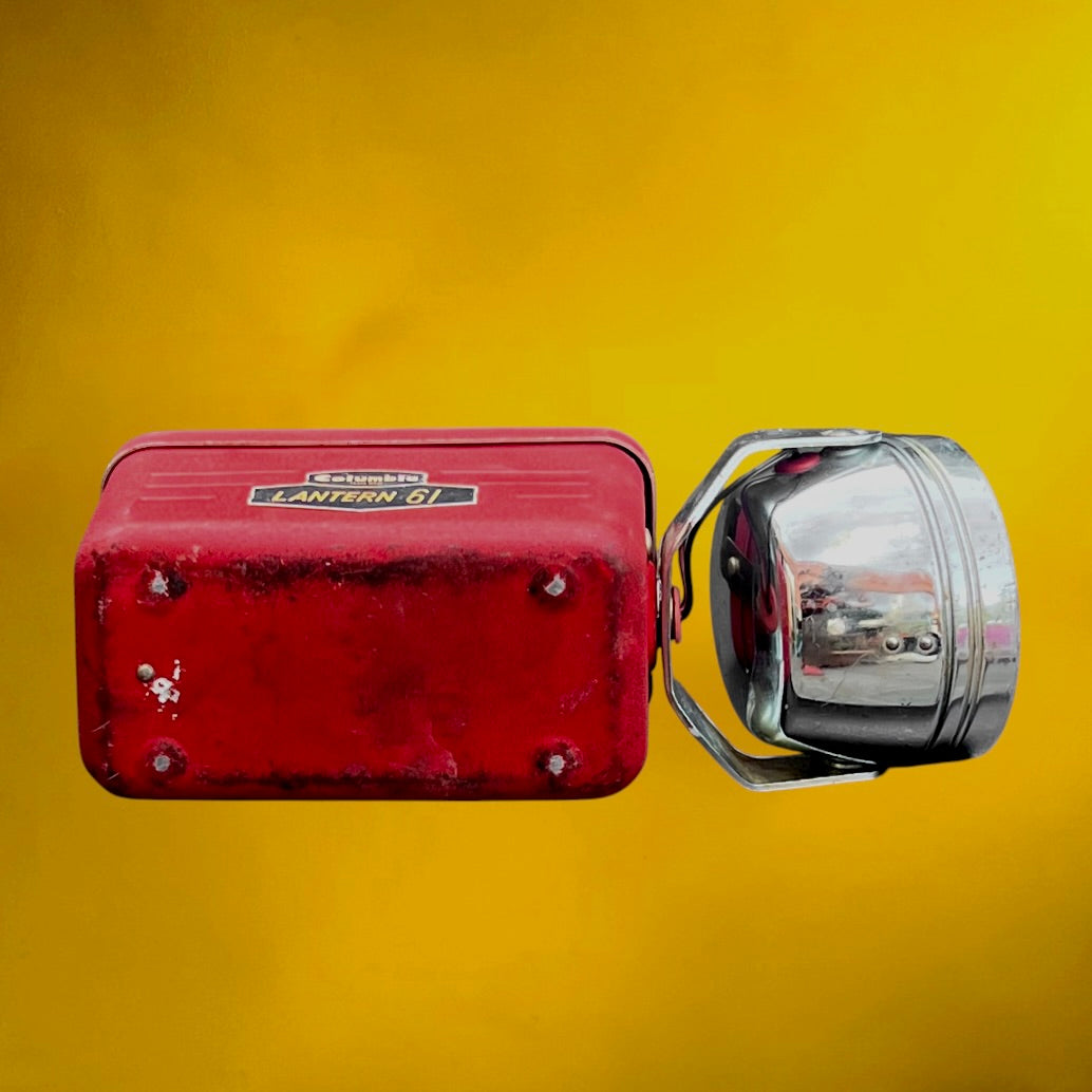 Lanterne Portative Columbia Lantern 61 Rouge à Réflecteur Orientable - Années 60