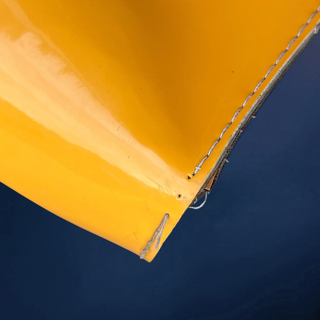 Petit Cartable d’Écolier en Toile Vernie Jaune et Bleu Nuit – Années 60