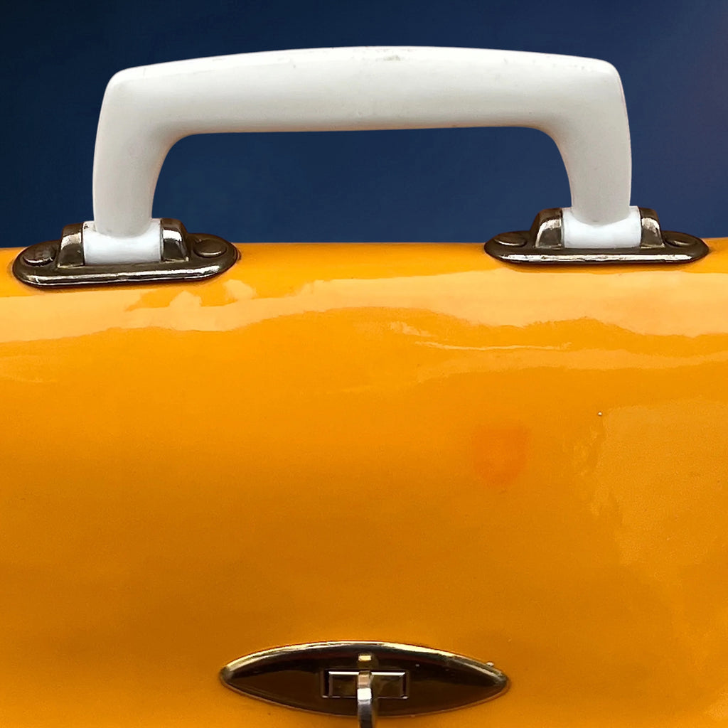 Petit Cartable d’Écolier en Toile Vernie Jaune et Bleu Nuit – Années 60