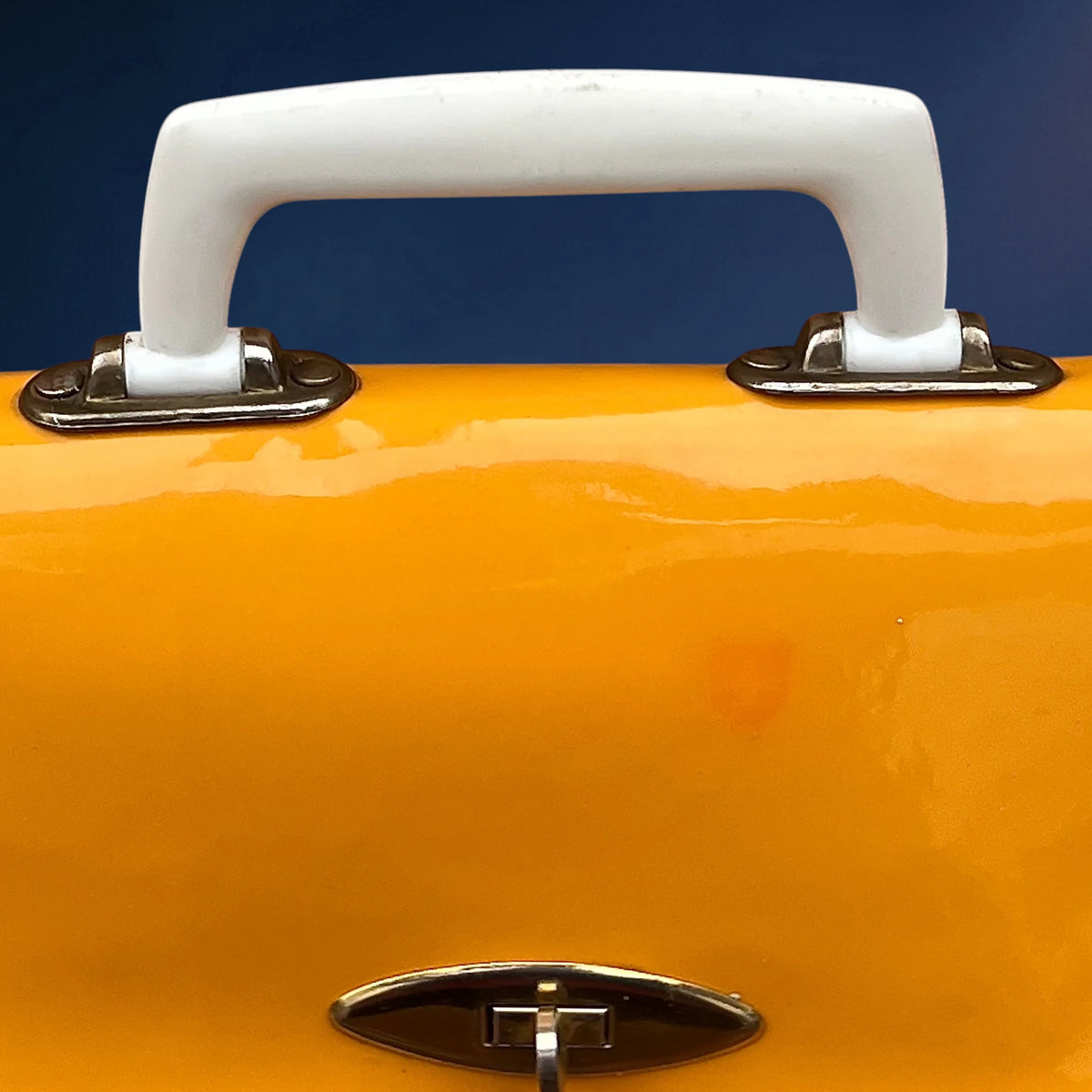 Petit Cartable d’Écolier en Toile Vernie Jaune et Bleu Nuit – Années 60