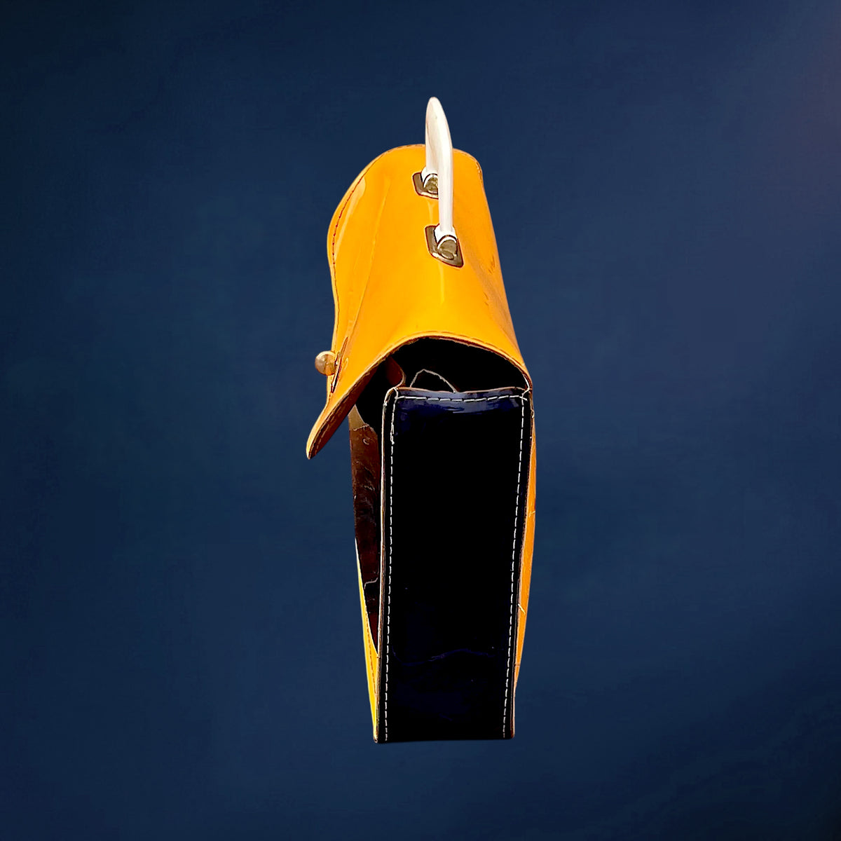 Petit Cartable d’Écolier en Toile Vernie Jaune et Bleu Nuit – Années 60