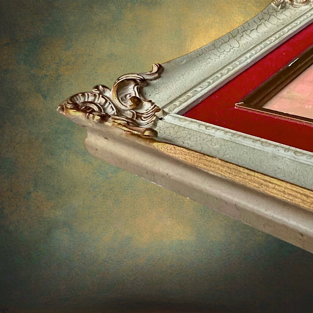 Cadre Mural Belge en Bois Sculpté et Velours Rouge avec Photographie Colorisée – Années 40-50
