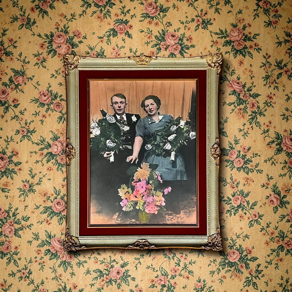 Cadre Belge en Bois Sculpté avec Photographie Colorisée – Années 40-50
