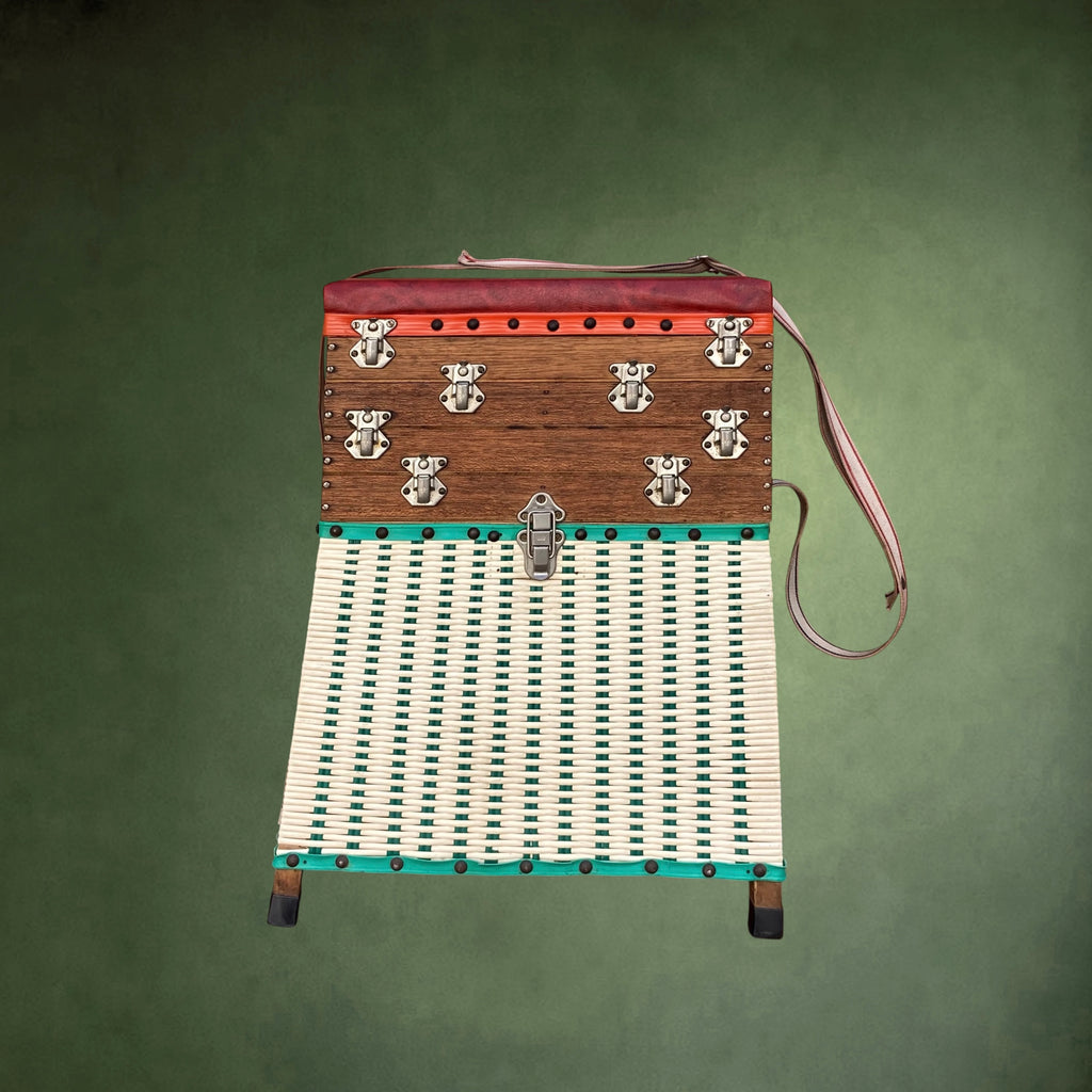 Panier-Siège de Pêche en Bois avec Matériel Ancien Complet – Années 50-60
