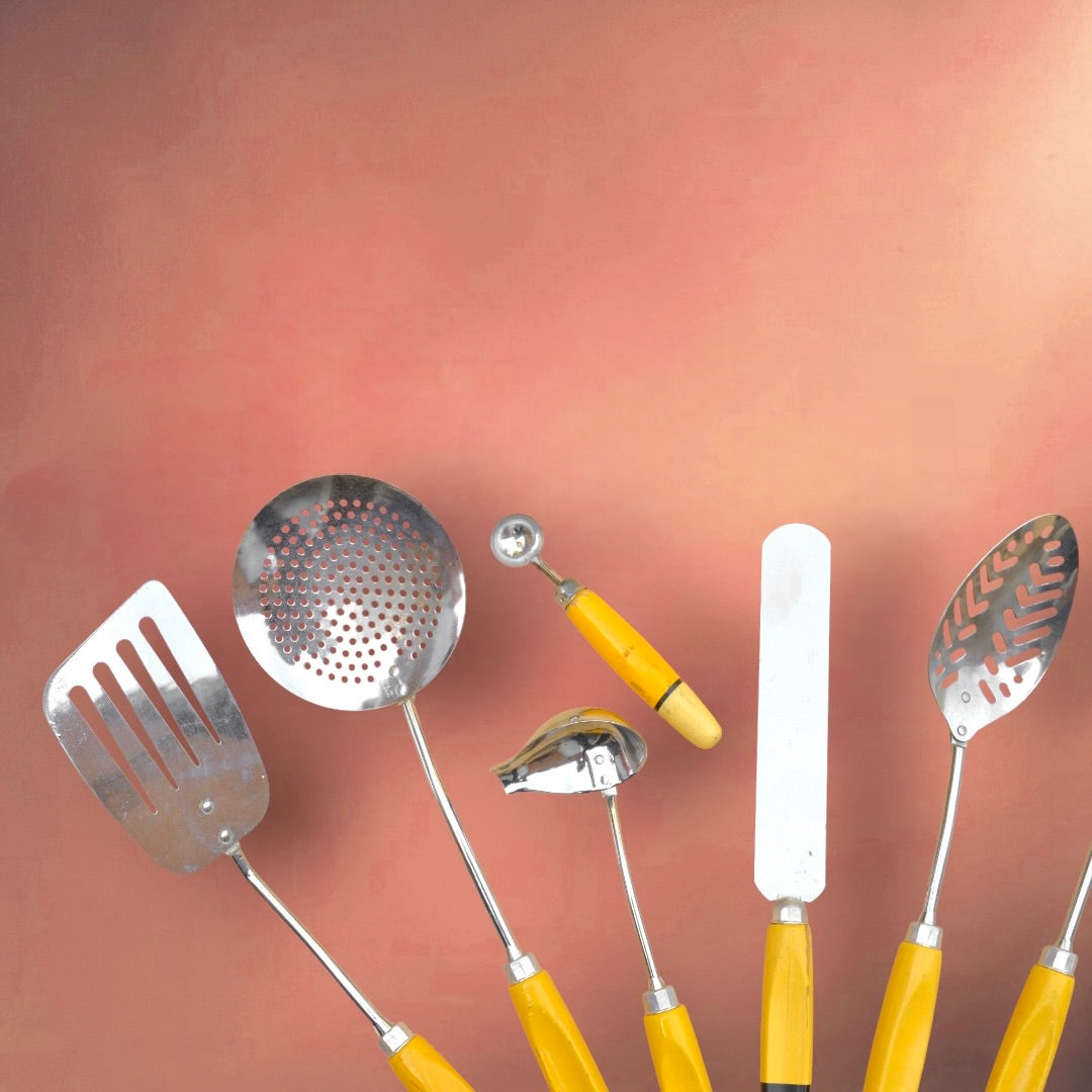 Lot de 8 Ustensiles de Cuisine Vintage Poignées Jaunes Prestige Skyline Chrome Années 60