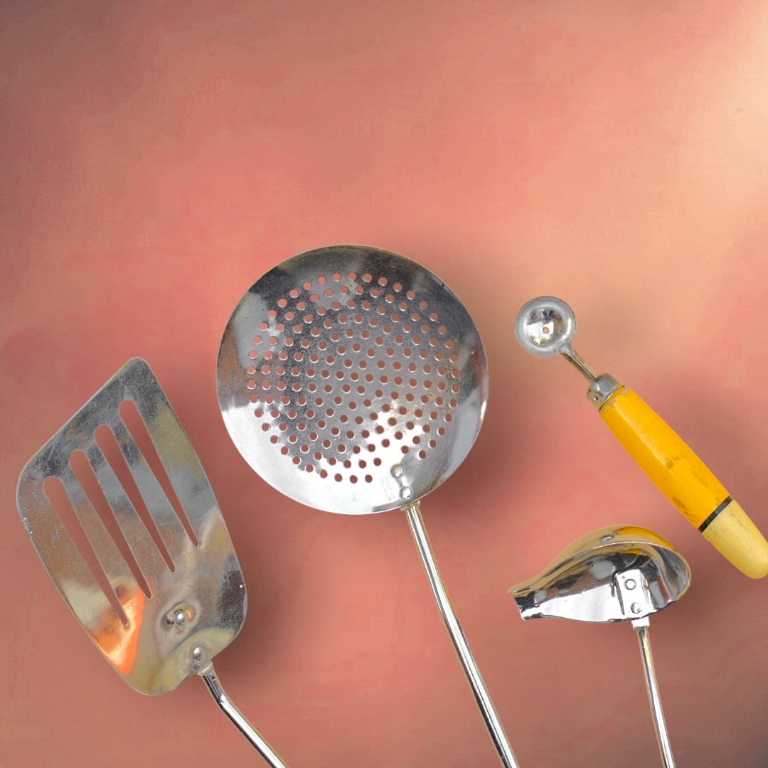 Lot de 8 Ustensiles de Cuisine Vintage Poignées Jaunes Prestige Skyline Chrome Années 60