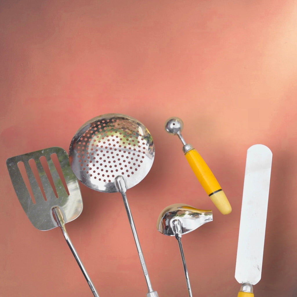 Lot de 8 Ustensiles de Cuisine Vintage Poignées Jaunes Prestige Skyline Chrome Années 60