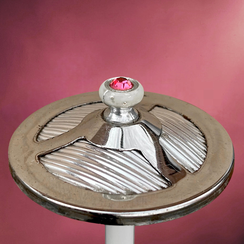Distributeur à Cigarettes Mécanique en Métal Chromé Strié avec Strass Rose – Années 50-60