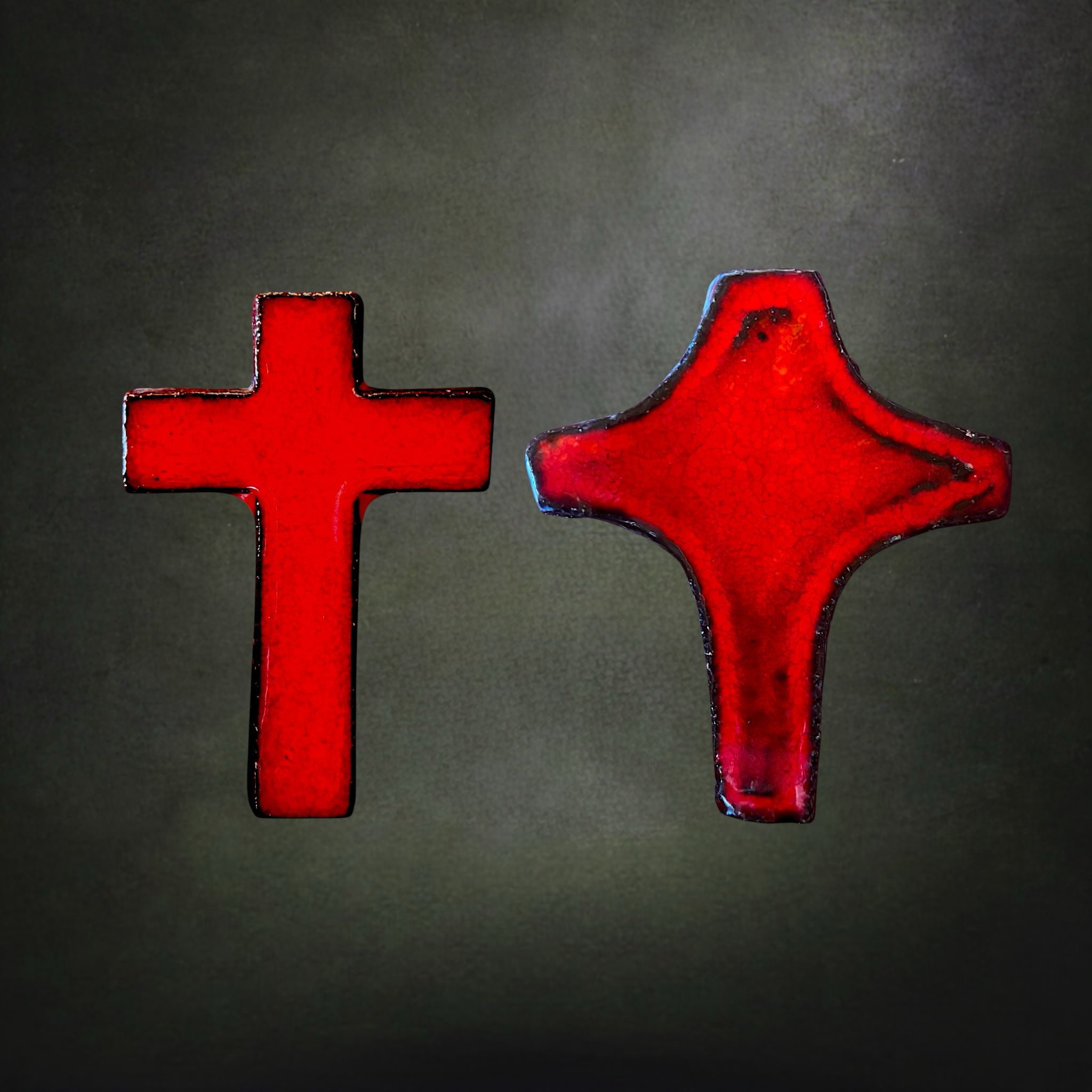 Duo de Croix Murales Modernistes en Céramique Émaillée Rouge – Années 1960-1970
