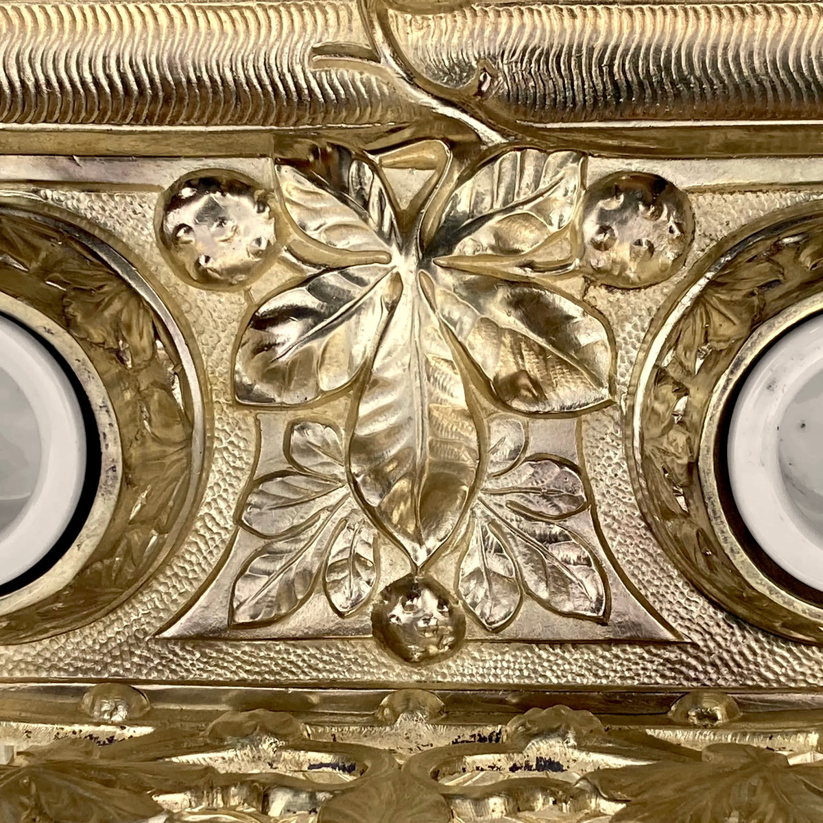 Encrier Double Porte-Courrier en Bronze à Décor de Mûres et Feuilles – Vers 1930
