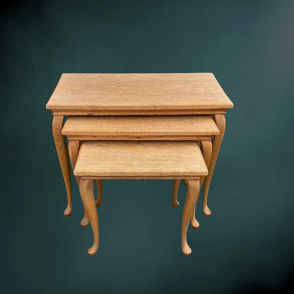 Trio de Tables Gigognes en Bois Massif à Pieds Cabriole – Années 50-60