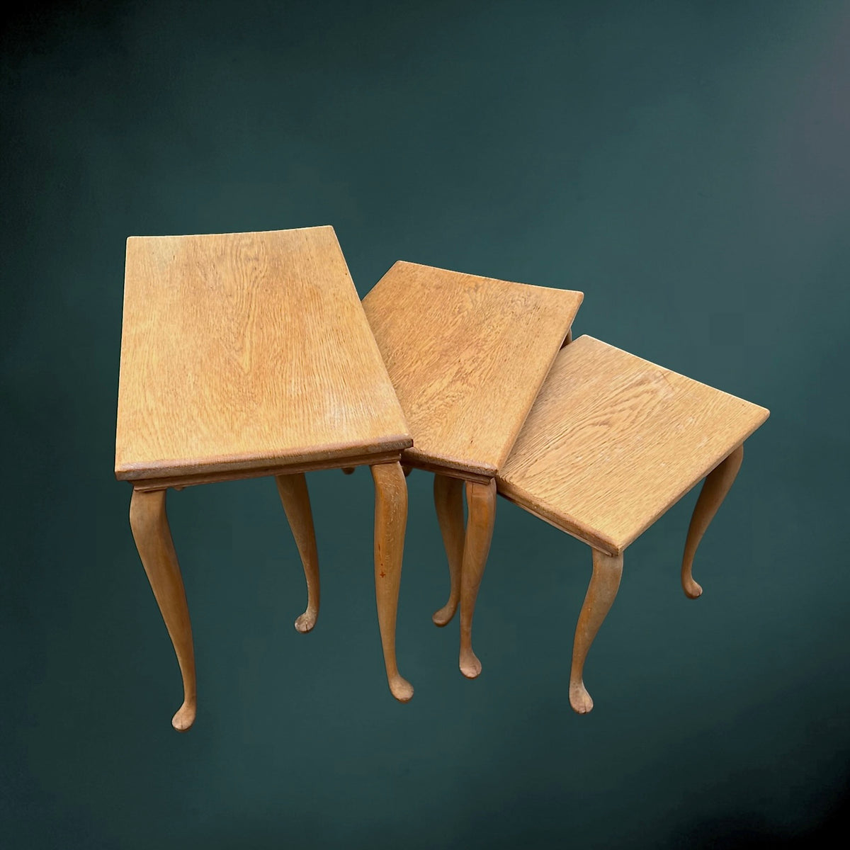 Tables Gigognes en Bois Massif à Pieds Cabriole Style Louis XV – Années 50-60