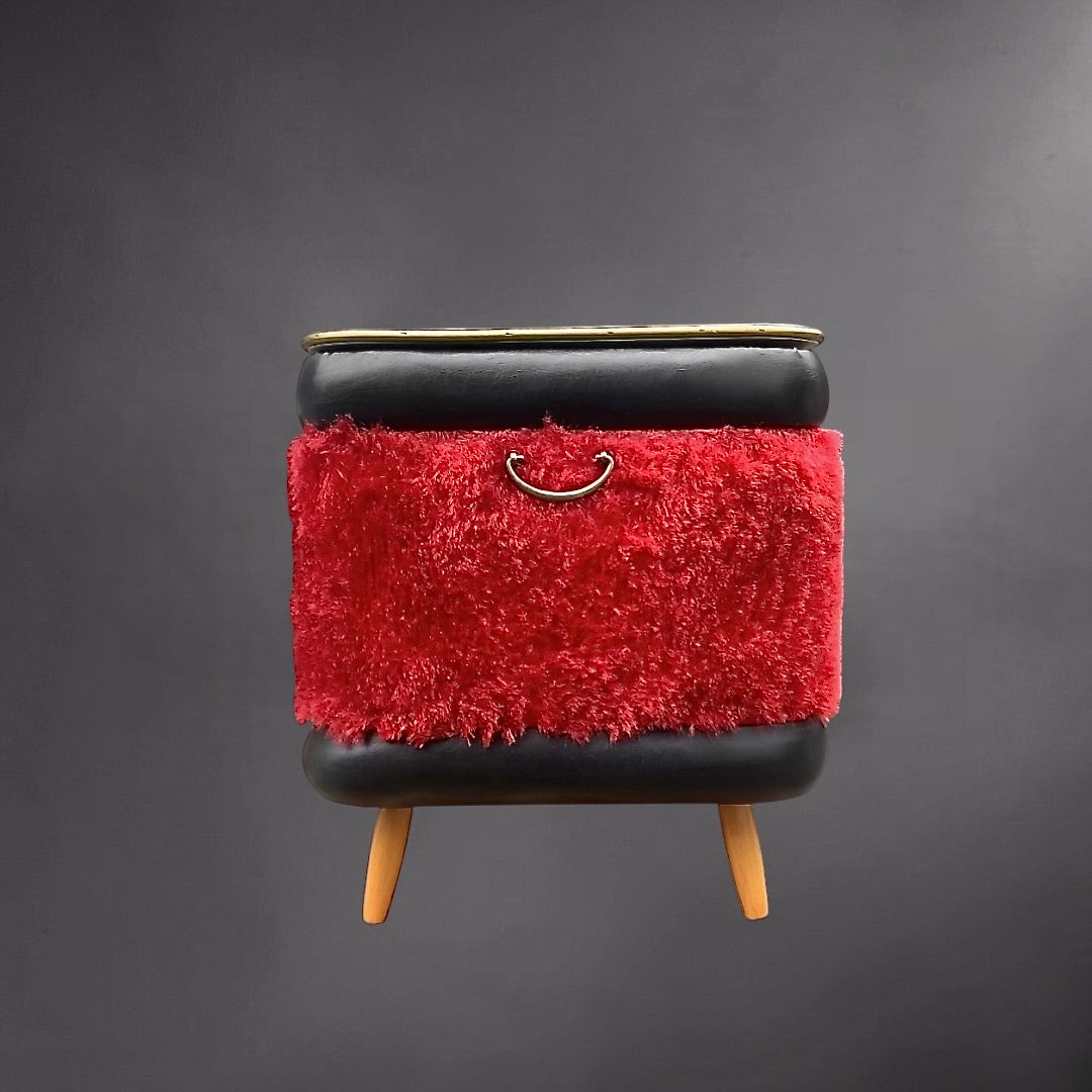 Coffre vintage moumoute rouge skaï noir pieds compas années 60 rangement