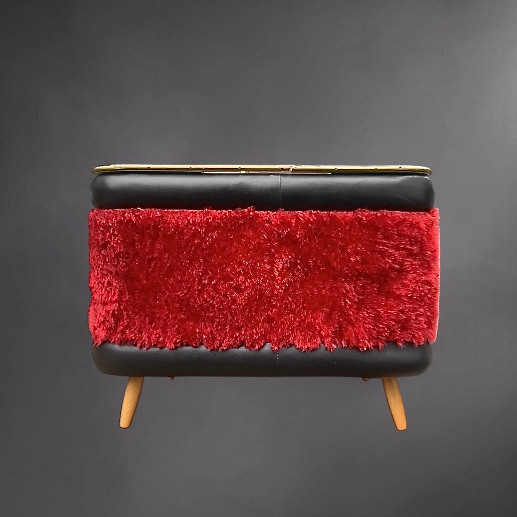 Coffre vintage moumoute rouge skaï noir pieds compas années 60 rangement