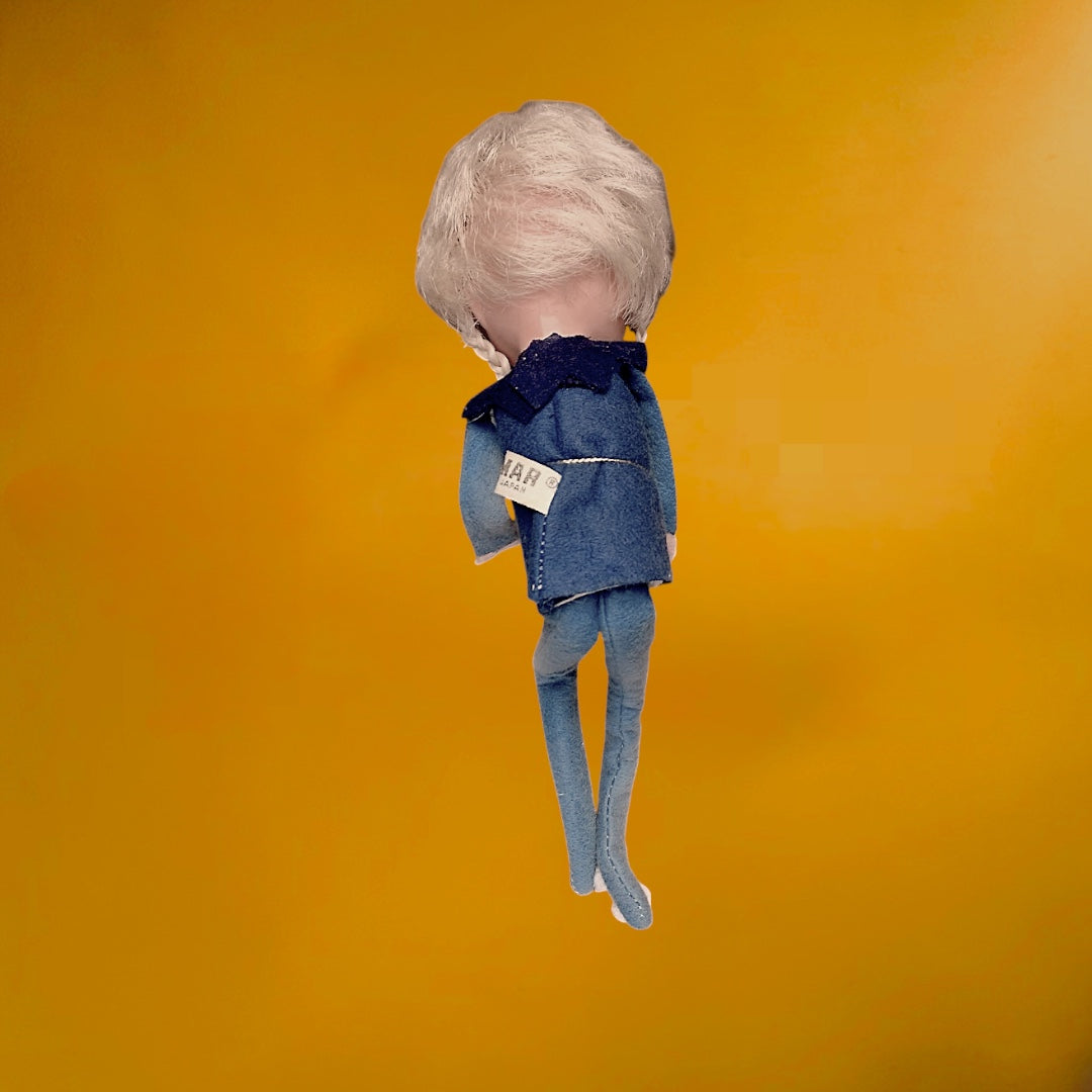 Poupée Kamar Japonaise Blonde en Feutrine Bleue - 1969