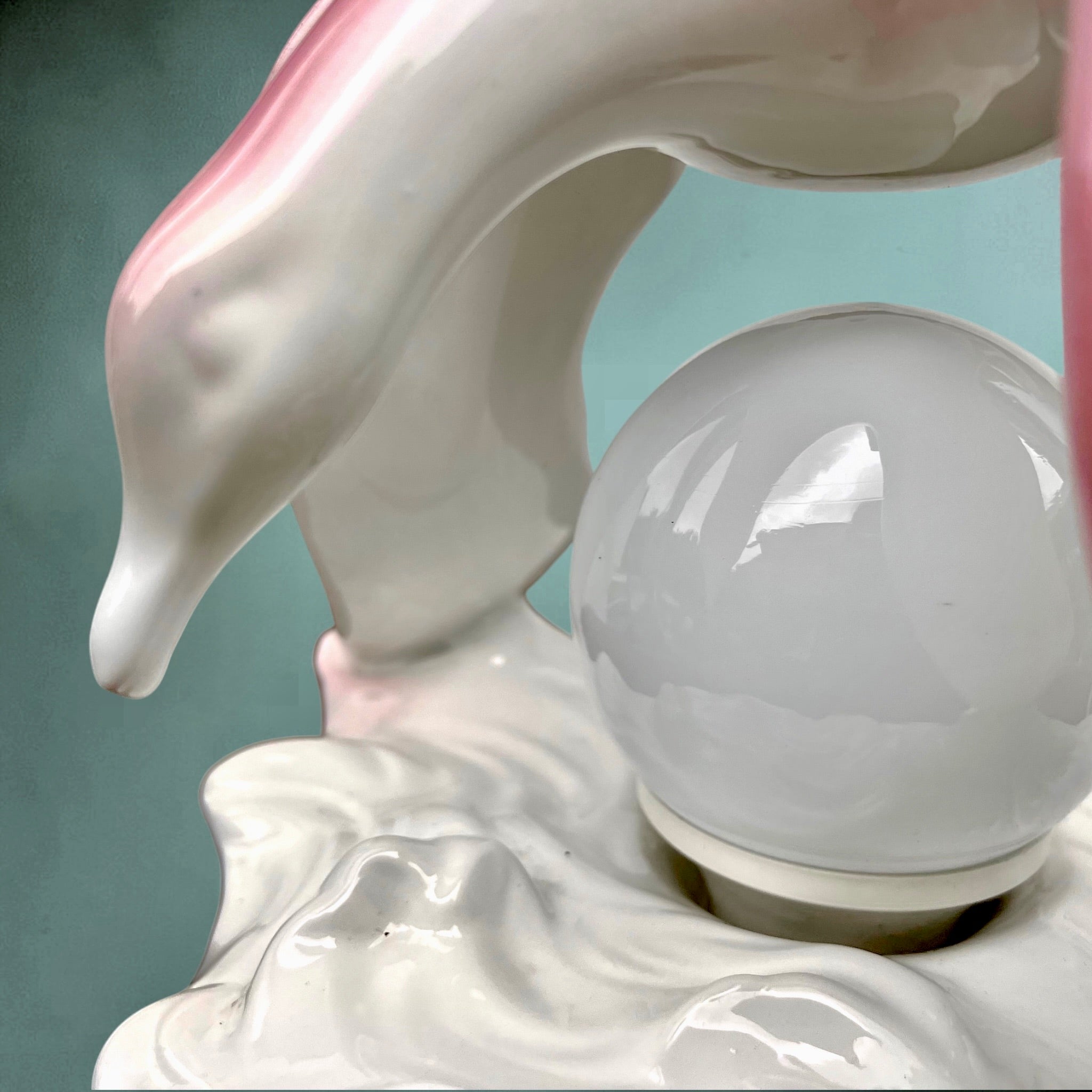 Lampe Mouette En Céramique Vernissée Rose Et Blanche Globe Opalin Années 60 70