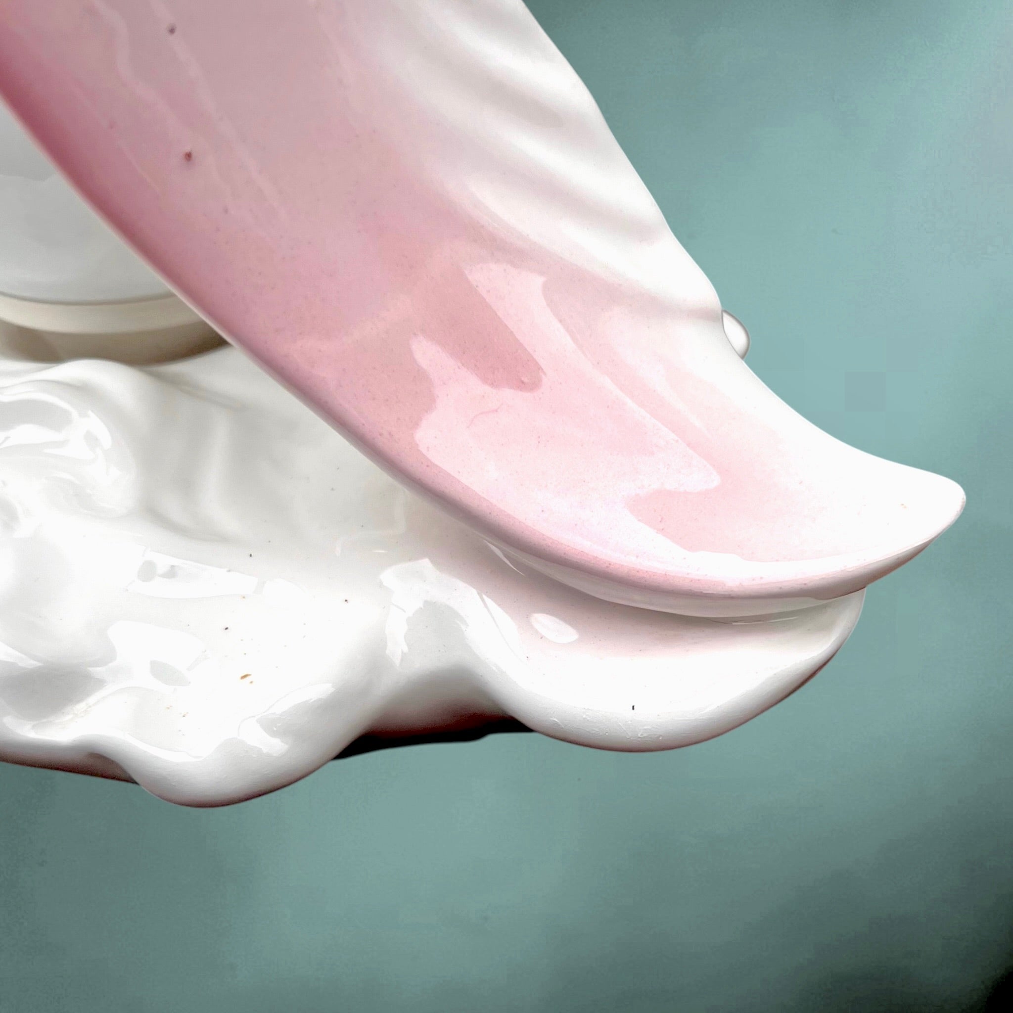 Lampe Mouette En Céramique Vernissée Rose Et Blanche Globe Opalin Années 60 70
