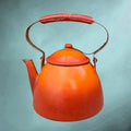 Ancienne bouilloire en fonte émaillée orange - années 50