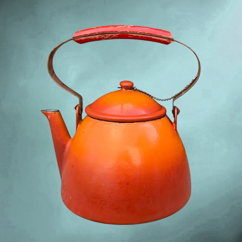 Ancienne bouilloire en fonte émaillée orange - années 50