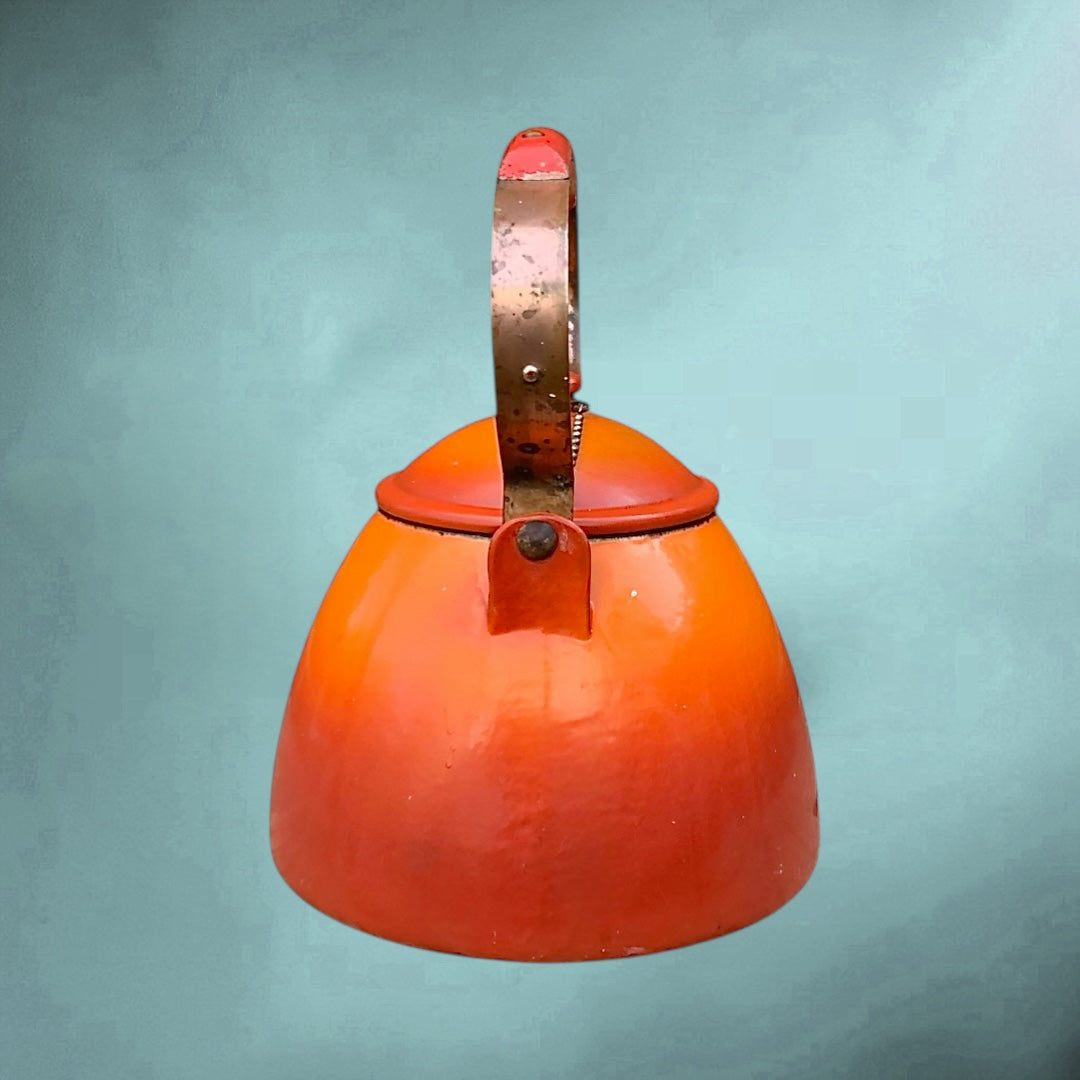 Ancienne bouilloire en fonte émaillée orange - années 50