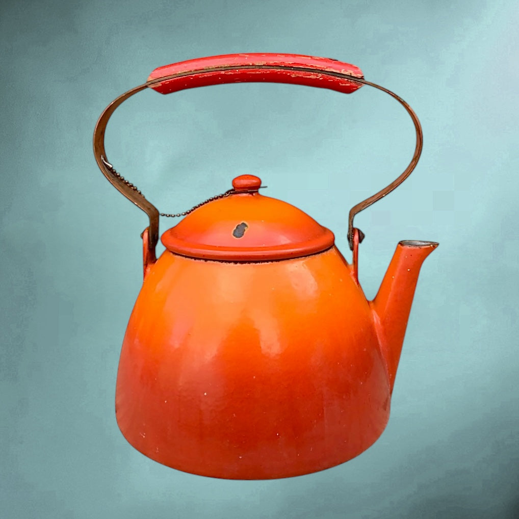 Ancienne bouilloire en fonte émaillée orange - années 50