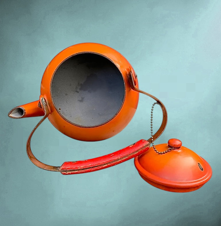 Ancienne bouilloire en fonte émaillée orange - années 50